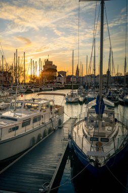 Günbatımında renkli yelkenliler La Rochelle Fransa 'nın eski limanında
