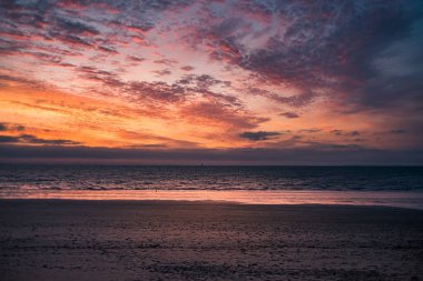 İnanılmaz deniz manzarası, denizin üstünde bulutlar, dramatik bir gökyüzü. Doğal minimalist arkaplan ve doku, panoramik görünüm