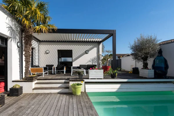 Açık hava pergola gölgelik yapısı, tente ve teras çatısı, bahçe salonu, sandalyeler, peyzaj ile çevrili metal ızgara.