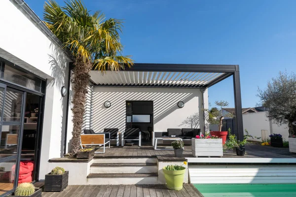 Açık hava pergola gölgelik yapısı, tente ve teras çatısı, bahçe salonu, sandalyeler, peyzaj ile çevrili metal ızgara.