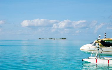 Turkuaz maldivya gölünde beyaz deniz uçağı. Doğa yolculuğu arka planı