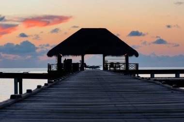Gün batımında Maldivler 'e bir deniz uçağı inecek. Lüks seyahat konsepti