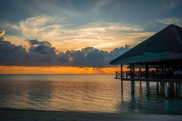 Закат Острове Мальдив Роскошные Водные Виллы Курорта Деревянный Пир Небо — стоковое фото