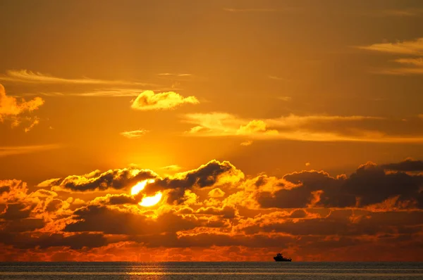 Coucher Soleil Maldivien Sur Une Île Tropicale Beau Ciel Nuages — Photo
