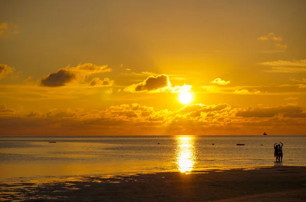 Coucher Soleil Maldivien Sur Une Île Tropicale Beau Ciel Nuages — Photo