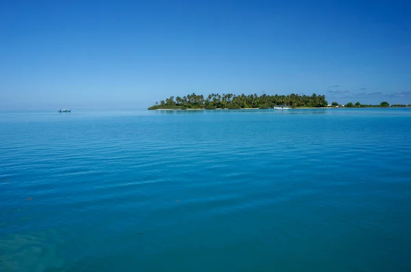 Niezamieszkana Tropikalna Wyspa Palmami Puste Miejsce Piękną Turkusową Laguną — Zdjęcie stockowe