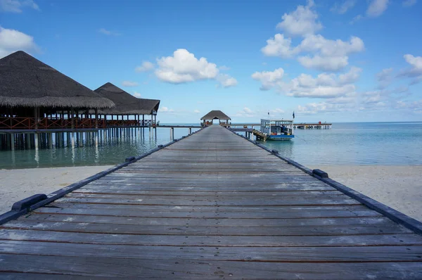 Wooden Pier Leading Diving Boat Indian Ocean Maldives Turquoise Lagoon — Stock Photo, Image