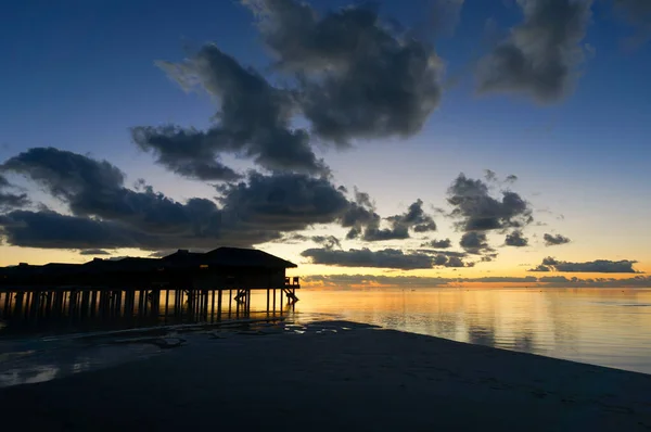 Puesta Sol Isla Maldivas Lujosas Villas Acuáticas Muelle Madera Hermoso — Foto de Stock