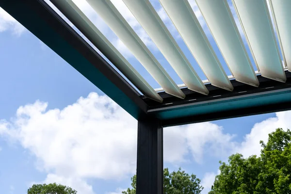 Trendy Outdoor Patio Pergola Sky Clouds Pass Metallic Structure Green — Zdjęcie stockowe