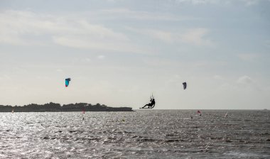 Fransa 'nın La Rochelle şehrinde Atlantik Okyanusu' ndan atlayan bilinmeyen uçurtma ustası..
