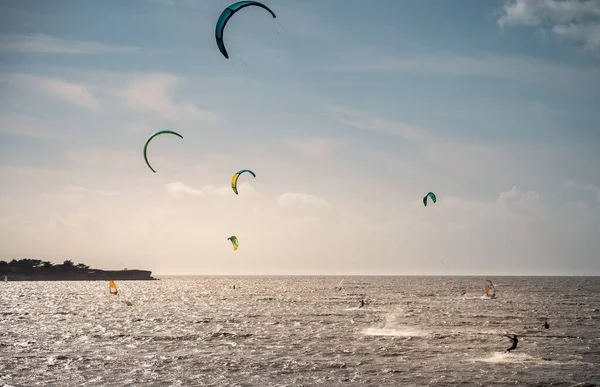 Άγνωστο Kitesurfers Σερφάρετε Καφέ Νερό Από Τον Ατλαντικό Ωκεανό Στο — Φωτογραφία Αρχείου