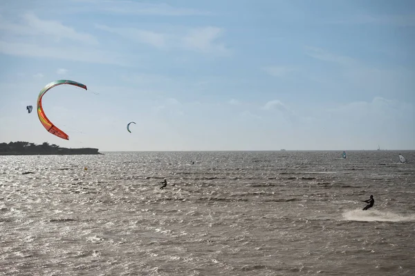 Kitesurfers Desconhecidos Surfam Águas Marrons Com Ondas Oceano Atlântico Rochelle — Fotografia de Stock