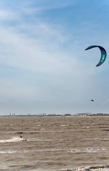 Kitesurfer Desconocido Surfeando Aguas Marrones Con Olas Del Océano Atlántico — Foto de Stock