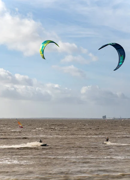 Άγνωστο Kitesurfers Σερφάρετε Καφέ Νερό Κύματα Από Τον Ατλαντικό Ωκεανό — Φωτογραφία Αρχείου