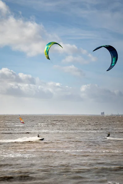 Άγνωστο Kitesurfers Surfing Καφέ Νερό Κύματα Από Τον Ατλαντικό Ωκεανό — Φωτογραφία Αρχείου
