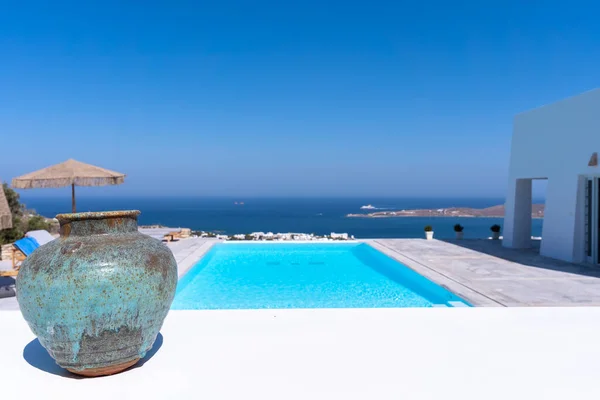 无边无际的水池里充满了蓝色的水 奢华的生活方式 希腊帕洛斯 — 图库照片