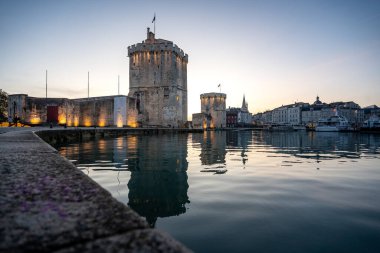 La Rochelle Limanı 'nın mavi saat manzaralı turu de la chaine ve turne Saint Nicholas, Fransa