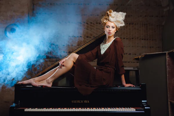 Kahverengi elbiseli kız piyano üzerinde dur — Stok fotoğraf