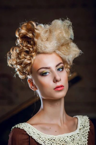 Portret van een meisje met vreemde blonde haren. — Stockfoto