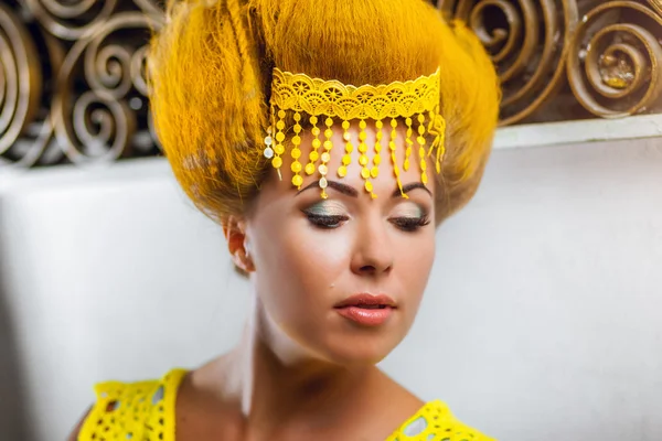 Portretul unei fete cu păr galben ciudat . — Fotografie, imagine de stoc