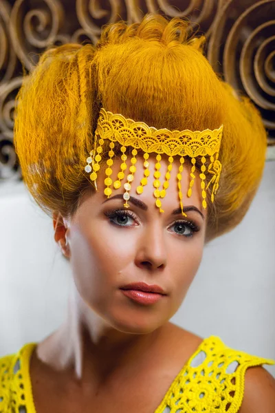 Model in een gele doek. het portret. — Stockfoto