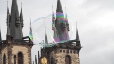 Prag 'ın eski kasabasında sabun köpükleri. Yaklaş. Yüksek açı, hareket, yavaş çekim, HD