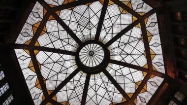 Iconic Prag 'ın çatı penceresi. Yaklaş. Yüksek açı, büküm hareketi, yavaş çekim, HD.