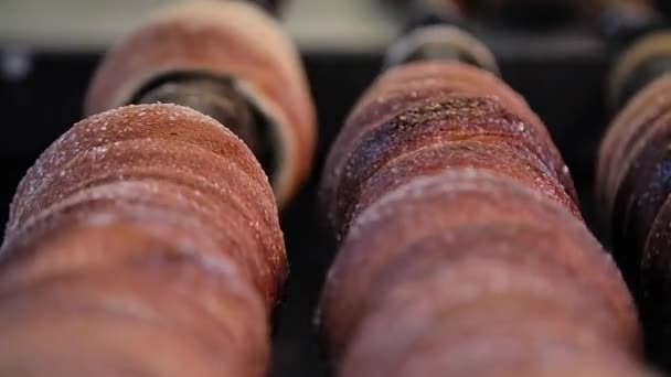 Trdelnik Blir Tilberedt Prahas Julemarked Lav Vinkel Bevegelse Langsom Bevegelse – stockvideo