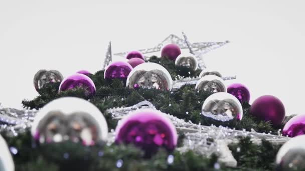 Weihnachtskugeln Hängen Weihnachtsbaum Auf Dem Prager Weihnachtsmarkt Nahaufnahme Hoher Winkel — Stockvideo