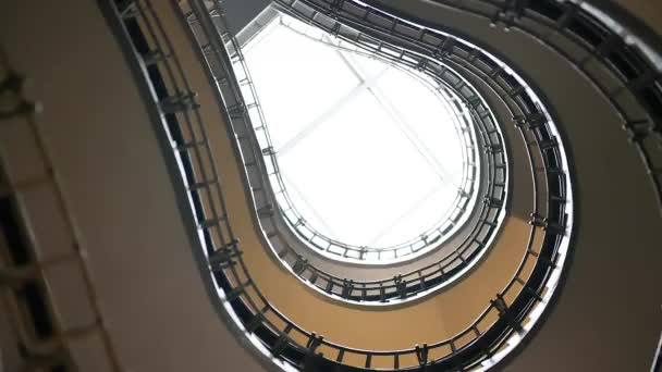 電球の形をした象徴的なプラハの階段 高角度 ねじれ運動 スローモーション — ストック動画