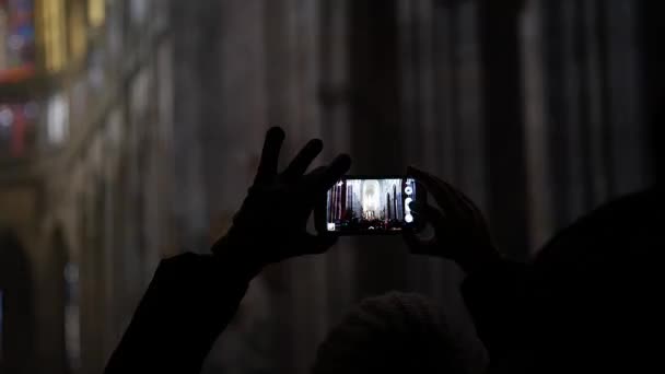 Persona Che Scatta Una Fotografia Con Suo Telefono All Interno — Video Stock