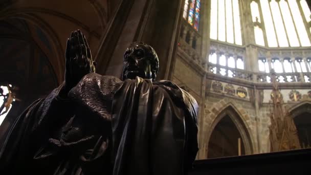 Estatua Monje Dentro Catedral Praga Ángulo Alto Movimiento Paralaje Cámara — Vídeo de stock