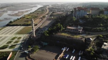 Kaohsiung, Tayvan 'daki Fo Guang Shan Buddha Müzesi' nin gün batımı görüntüsü. Düşük açı, parallax hareketi, HD.