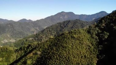 Alishan, Taipei, Tayvan 'daki hava aracı görüntüsü. Orta açı, seyahat hareketi, HD.