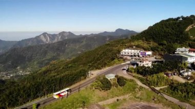 Alishan, Taipei, Tayvan 'daki dağ köyü ve çay terasları üzerinde hava aracı görüntüsü. Orta açı, parallax hareketi, HD.