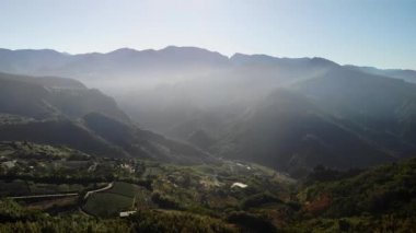 Alishan, Taipei, Tayvan 'daki hava aracı ve çay terasları. Orta açı, parallax hareketi, HD..