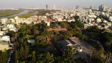 Tainan, Tayvan 'daki Anping Eski Kalesi üzerinde hava aracı görüntüsü. Düşük açı, seyahat + eğim hareketleri, HD.