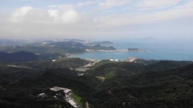 Tayvan 'ın kuzey sahili üzerinde hava aracı görüntüsü. Orta açı, parallax hareketi, HD.