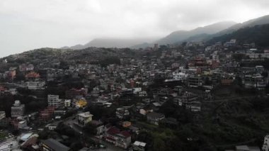 Jiufen, Tayvan 'daki dağ köyünün hava aracı görüntüsü. Orta açı, parallax hareketi, HD..