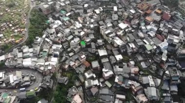 Jiufen, Tayvan 'daki dağ köyünün hava aracı görüntüsü. Düşük açı, parallax hareketi, HD..