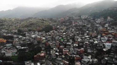 Jiufen, Tayvan 'daki dağ köyünün hava aracı görüntüsü. Orta açı, seyahat + eğim hareketleri, HD.