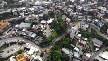 Jiufen, Tayvan 'daki dağ köyünün hava aracı görüntüsü. Düşük açı, seyahat + eğim hareketleri, HD.