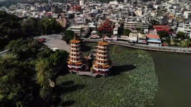 Kaohsiung, Tayvan 'daki Lotus Gölü' ndeki Pagodas üzerinde hava aracı görüntüsü. Düşük açı, parallax hareketi, HD.
