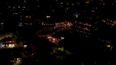 Jiufen, Tayvan 'daki dağ köyünün hava aracı gece görüşü. Düşük açı, parallax hareketi, HD..