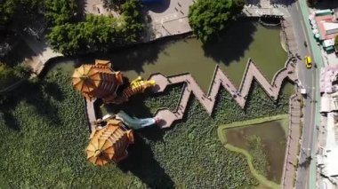 Kaohsiung, Tayvan 'daki Lotus Gölü' ndeki Pagodas üzerinde hava aracı görüntüsü. Zenith açısı, büküm hareketi, HD.