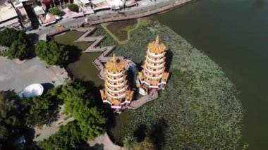 Kaohsiung, Tayvan 'daki Lotus Gölü' ndeki Pagodas üzerinde hava aracı görüntüsü. Düşük açı, parallax + eğim hareketleri, HD.