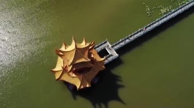 Kaohsiung, Tayvan 'daki Lotus Gölü Wuliting gözcüsü üzerinde hava aracı görüntüsü. Düşük açı, parallax + eğim hareketleri, HD.