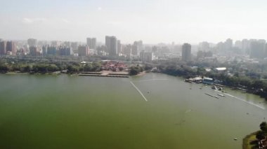 Lotus Gölü ve Kaohsiung şehri, Tayvan üzerinde hava aracı görüntüsü. Düşük açı, parallax hareketi, HD.