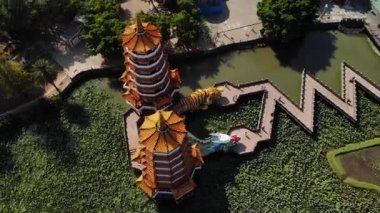 Kaohsiung, Tayvan 'daki Lotus Gölü' ndeki Pagodas üzerinde hava aracı görüntüsü. Düşük açı, parallax hareketi, HD.