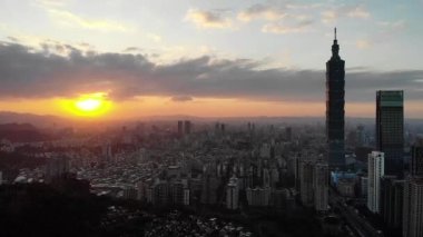 Taipei 101 ve Taipei şehri üzerinde hava aracı gün batımı görüntüsü, Tayvan. Orta açı, parallax hareketi, HD.